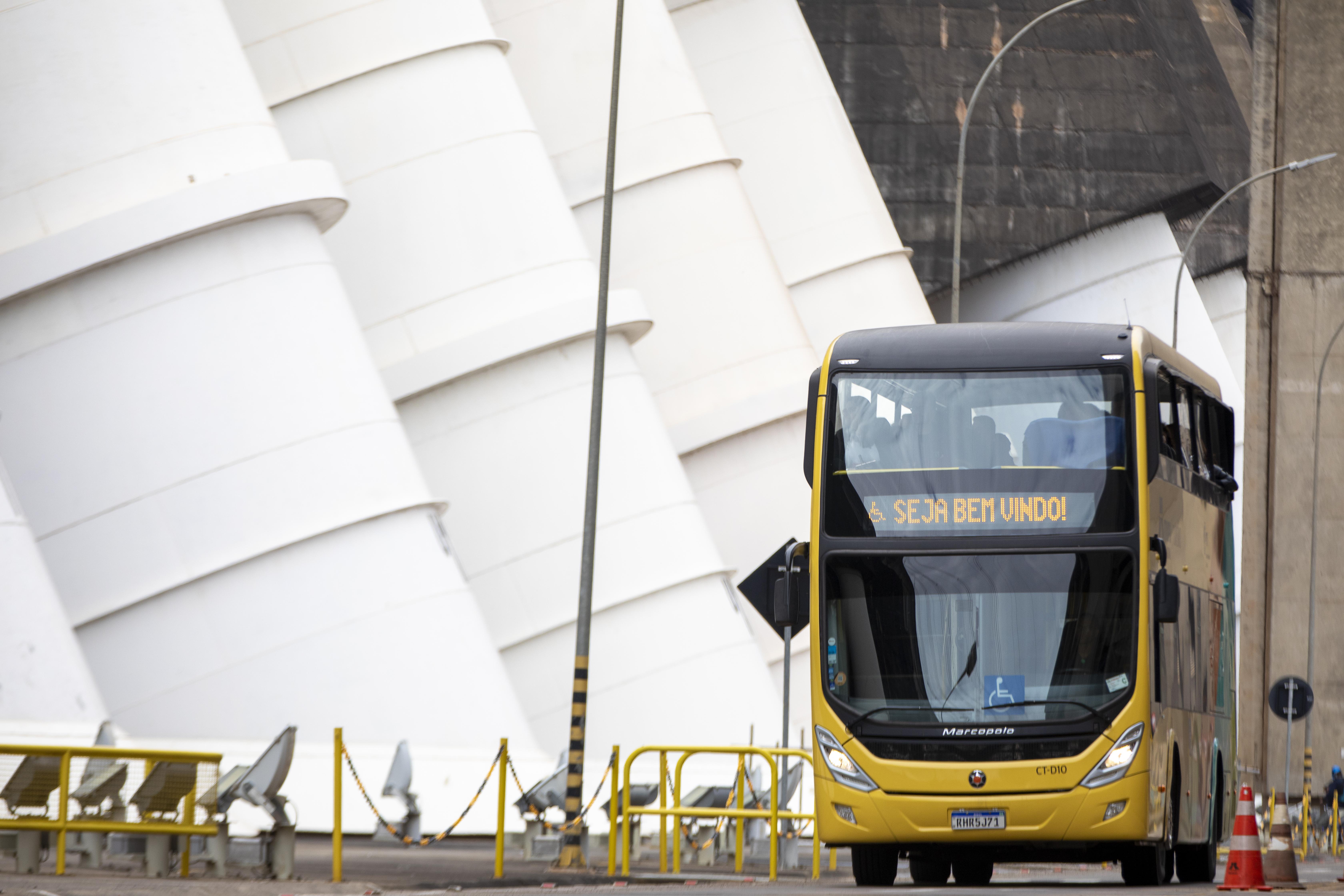 Ônibus passando pela Avenida dos Condutos Forçados, na Usina Hidrelétrica de Itaipu, localizada em Foz do Iguaçu e no Paraguai