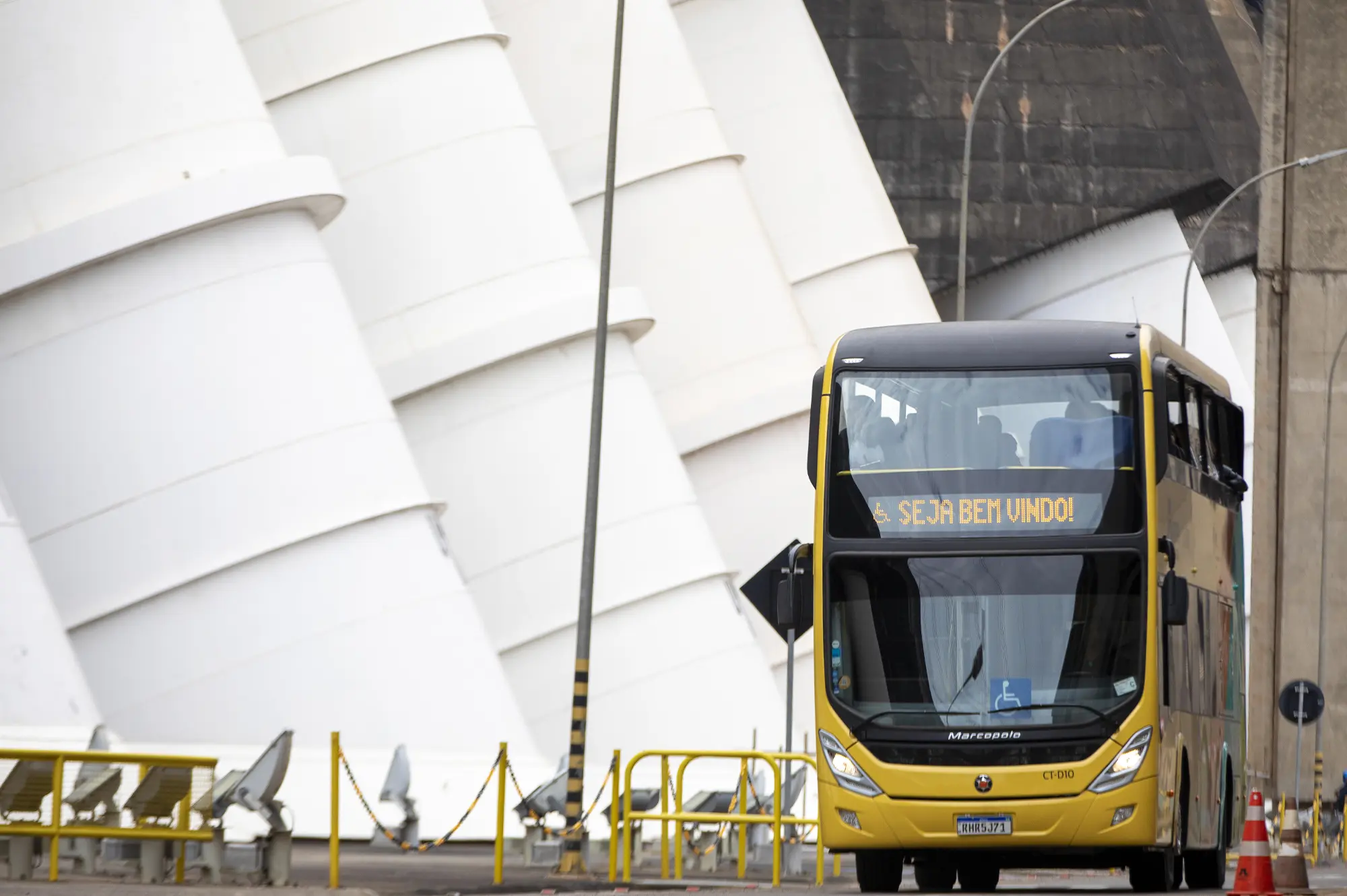 Ônibus de passeio, com dois andares, passando pela Avenida dos Condutos Forçados.